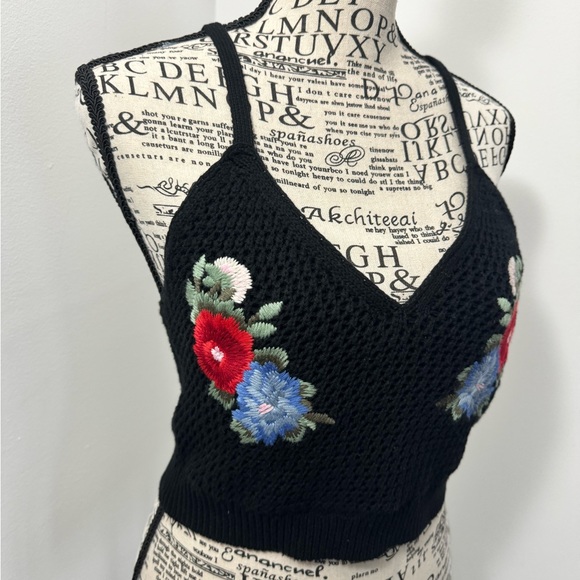 American Eagle Outfitters Tops - 🟦3 for $20 American Eagle crocheted/embroidered crop top sz S
